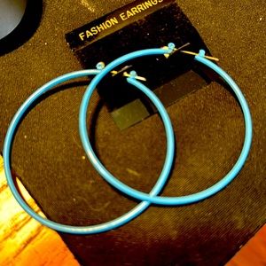 Vintage hopped round blue earring 2” long